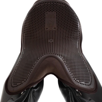 Sela de equitação de couro preto e castanho com superfície perfurada