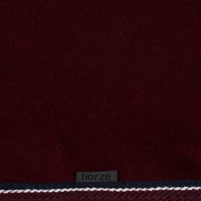 Detalhe de tecido bordeaux com etiqueta 'horze' e borda colorida.