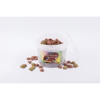 Recipiente plástico com petiscos para cães castanhos e verdes