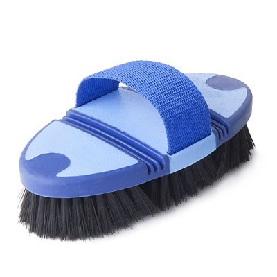 Escova de limpeza azul com cerdas pretas e alça elástica azul
