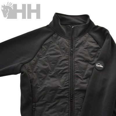 Casaco preto em tecido liso e com padrão em relevo e fecho zip