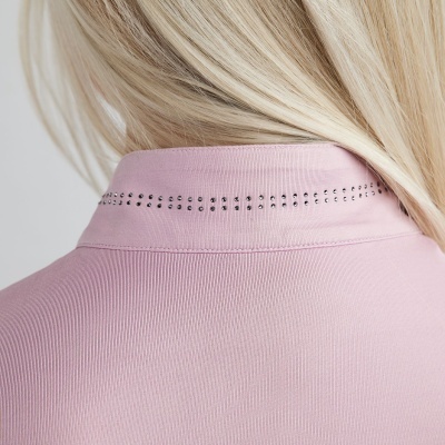 Colarinho de camisa rosa clara com elementos brilhantes pretos