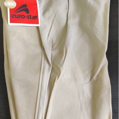 Calças bege claro com etiquetas euro-star