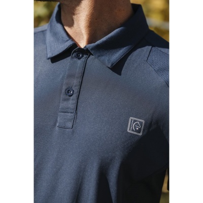 Polo azul escuro com logo branco ao peito