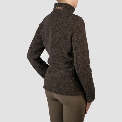 Casaco feminino castanho escuro felpudo com gola alta bordada 'Equestrian PRO' visto de costas
