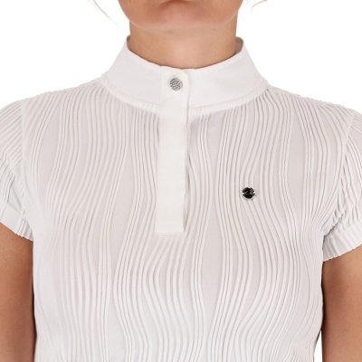 Blusa branca com textura ondulada e gola alta com botão