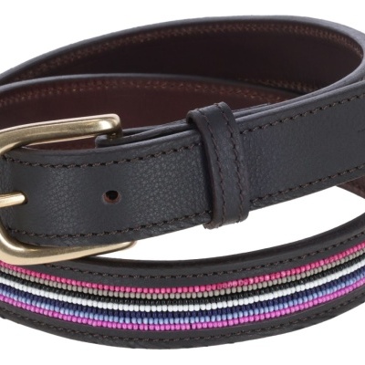 Cinto em pele castanha com fivela dourada e faixa decorativa colorida