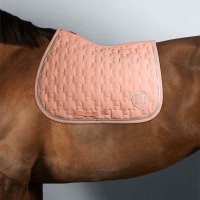 Tapete de sela de cavalo cor de salmão com padrão em relevo e logotipo H