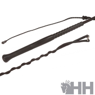 Cabo de equitação castanho escuro com várias texturas e cordas em fundo branco