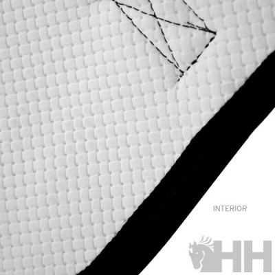 Close-up de tecido branco com padrão quadrado e costura preta reforçada, texto INTERIOR e logo HH