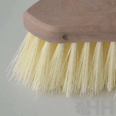 Escova com base de madeira clara e pelo sintético creme