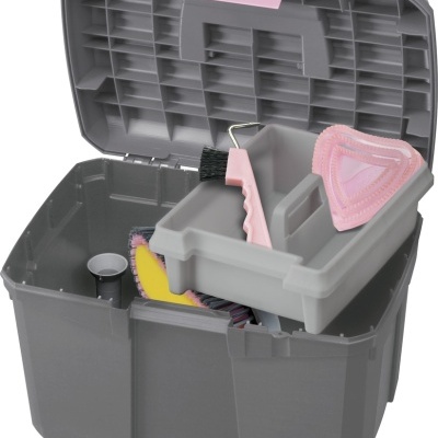 Caixa de plástico cinzenta para arrumação com acessórios de limpeza cor-de-rosa e cinzenta