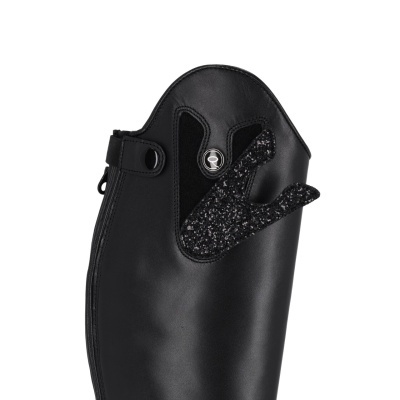 bota preta com detalhe em glitter em forma de mão no topo