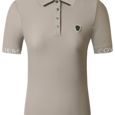 Polo bege com quatro botões, emblema preto no peito e texto branco nas mangas