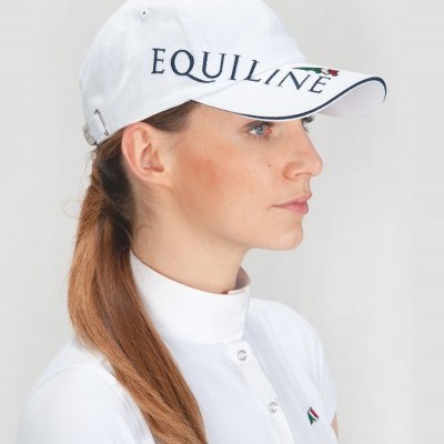 Boné branco com texto EQUILINE em preto na aba, usado por mulher com camisa branca.