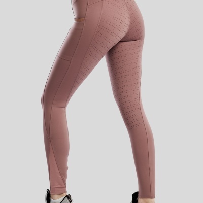 Leggings desportivas cor de rosa com padrão perfurado e ténis desportivos cinzentos e vermelhos