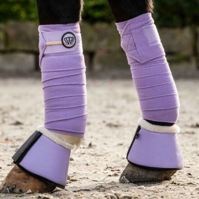 Pernas de cavalo com proteções roxas e símbolo de coroa
