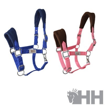 Cabeçadas para cavalo azul e rosa com tecido castanho e fivelas metálicas