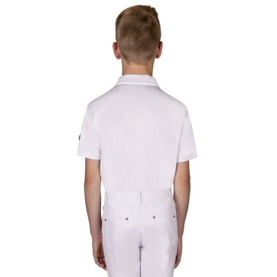 Criança vista de costas usando camisola pólo branca e calças brancas