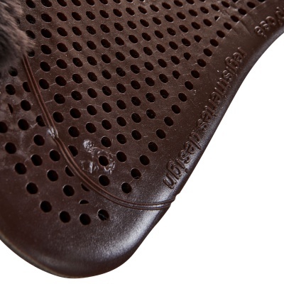 Assento de sela castanho perfurado com gravação em relevo