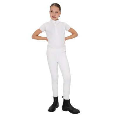 Menina vestindo roupa de equitação branca com botas pretas, em fundo branco.