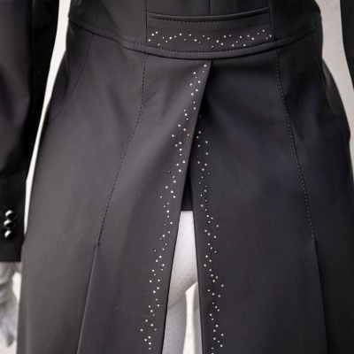 Casaco preto com detalhes de lantejoulas e punhos com botões