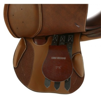 Sela de equitação castanha com texto ERIC MUMS 17½