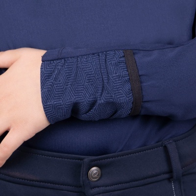 Punho de camisa azul escuro com padrão geométrico em relevo e detalhe preto