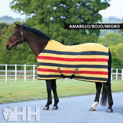 Cavalo com manta listrada amarela, vermelha e preta em área verde