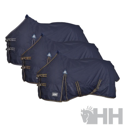 Três mantas azuis escuras para cavalo com fechos metálicos e costuras amarelas