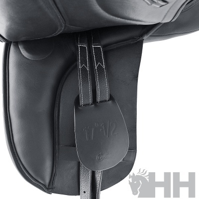 Sela de cavalo preta com costuras brancas e indicação do tamanho 17 1/2