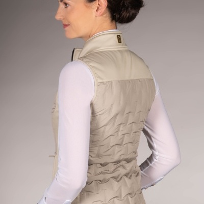 Colete feminino bege com padrão texturizado em ziguezague