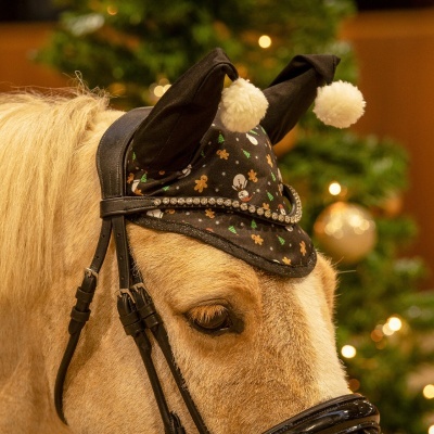 Chapéu decorativo preto com pompons e desenhos de Natal na cabeça de cavalo