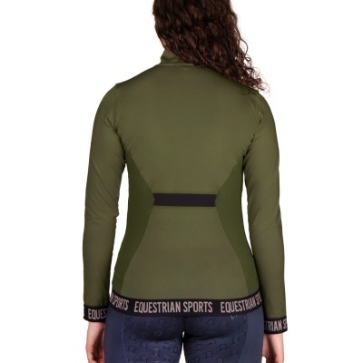 Casaco desportivo verde-oliva com detalhes pretos e texto 'EQUESTRIAN SPORTS'