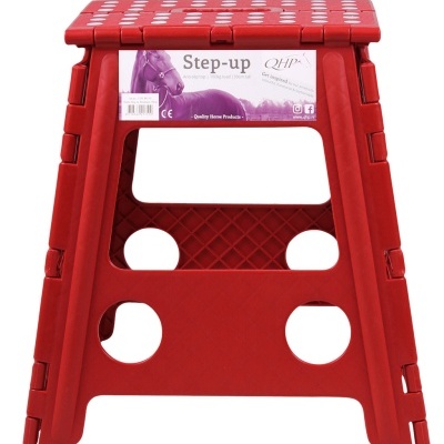 Banco de plástico vermelho com textura quadriculada e etiqueta Step-up