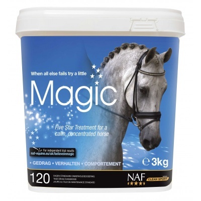 Recipiente plástico branco com rótulo azul e imagem de cavalo cinzento