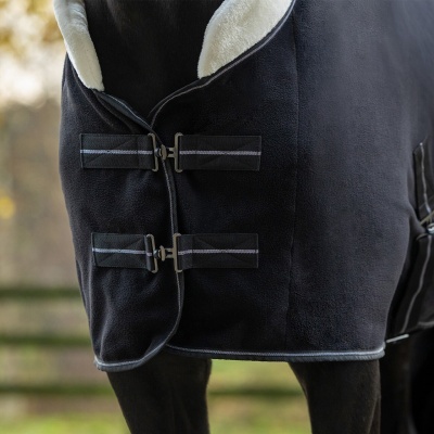 Cobertor preto acolchoado para cavalo com fechos de fivela e forro branco