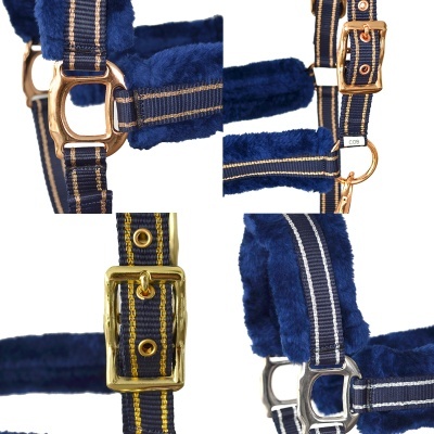 Colete peitoral para cavalo com pelúcia azul e tiras azuis com riscas e fivelas metálicas