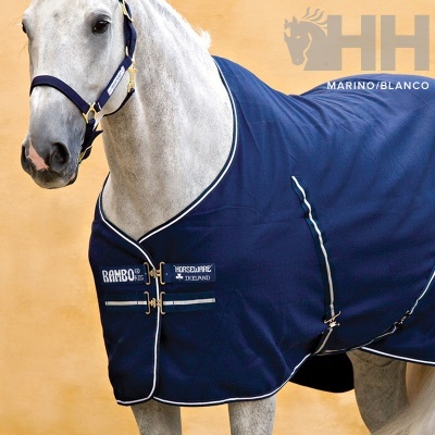 Cavalo branco com manta azul marinho e detalhes brancos e fitas de velcro