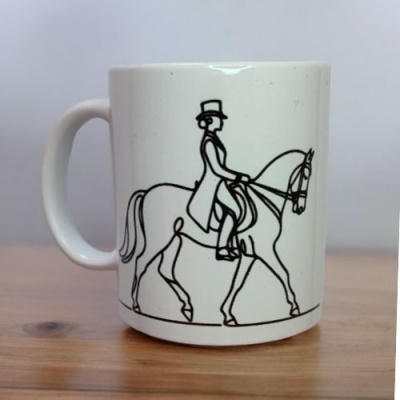 Caneca branca com desenho de cavaleiro e cavalo em linha preta