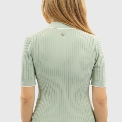 Camisola de malha verde clara canelada vista de costas