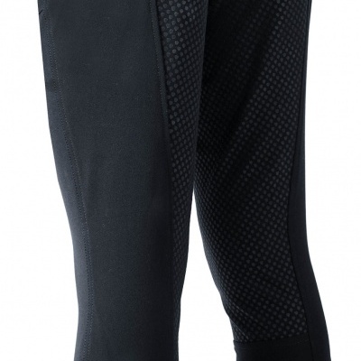 Calças pretas com padrão texturizado e bolsos traseiros