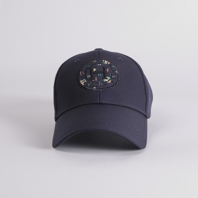 Boné preto com emblema bordado colorido na frente