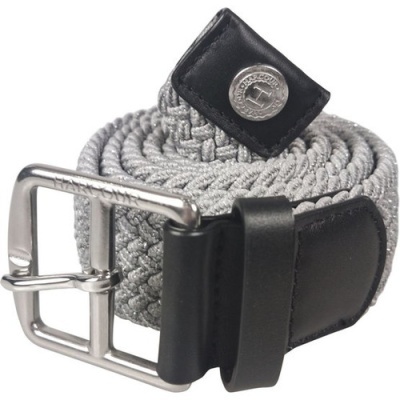 Cinto trançado cinzento com fivela metálica e detalhes em couro preto.