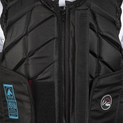 Colete de proteção preto acolchoado com fecho central e bolsos frontais