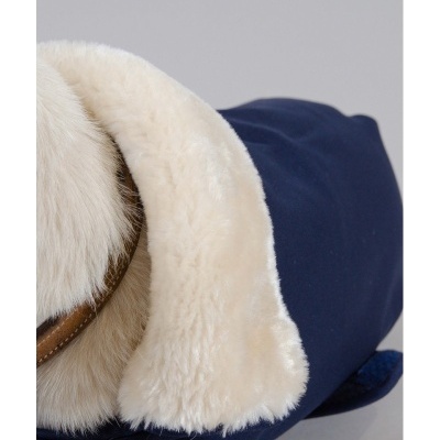 Tapete azul escuro com sobrancelha de pelo sintético creme