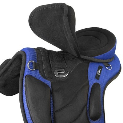 Sela para cavalo azul e preta com almofadas acolchoadas e etiqueta QHP