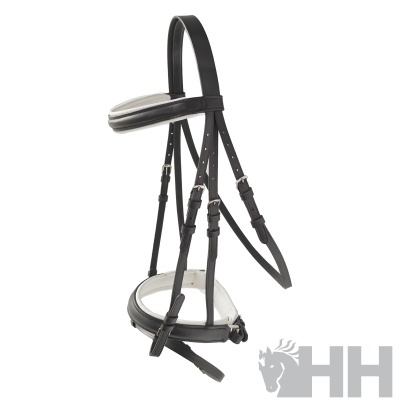 Bridão de equitação preto com acolchoamento branco e fivelas ajustáveis sobre fundo branco