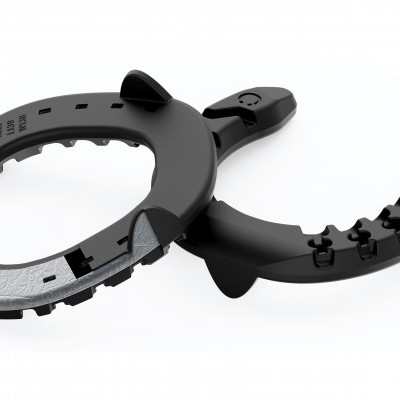 Acessórios pretos em forma de meia-lua de plástico com texturas e dentes sobre fundo branco