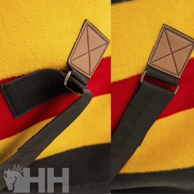 Alça preta com detalhe em couro castanho e costura X sobre tecido amarelo, vermelho e preto com logo HH